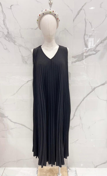 Long Sleeveless Pleat Dress